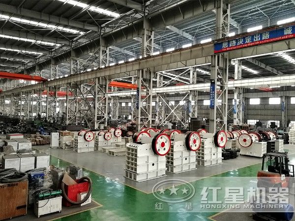 時產(chǎn)50噸，出料0.2-0.3mm的大理石制砂機車間一角